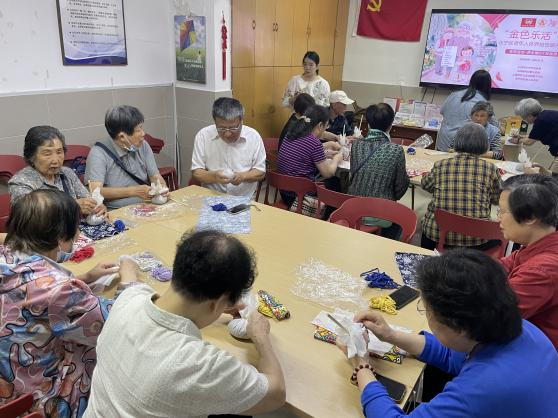 居民们体验制作养生锤