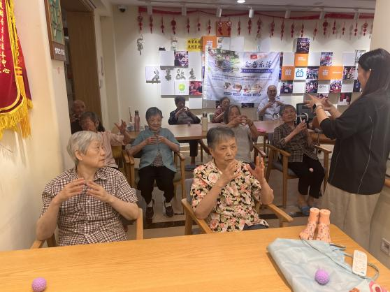 居民们在新华路街道长者照护之家参与活动